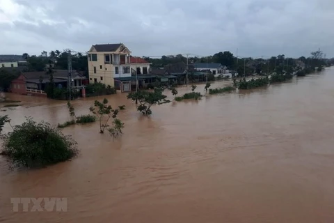 Nước sông Hiếu dâng cao, gây ngập lụt nhà dân và đường giao thông ở phường Đông Thanh, thành phố Đông Hà, tỉnh Quảng Trị. (Ảnh minh họa: Hồ Cầu/TTXVN)