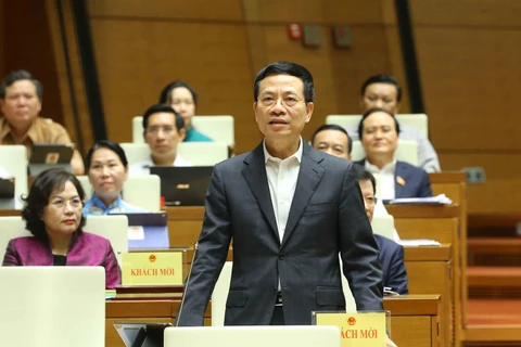 Bộ trưởng Bộ Thông tin và Truyền thông Nguyễn Mạnh Hùng trả lời câu hỏi chất vấn. (Ảnh: Doãn Tấn/TTXVN)