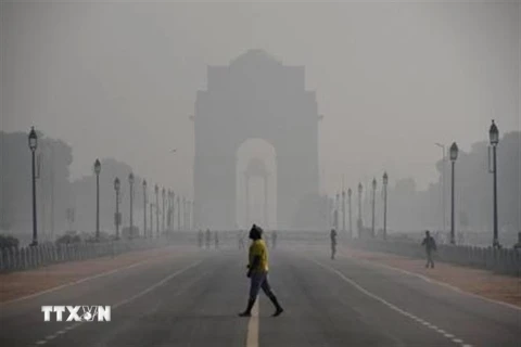 Khói mù bao trùm thủ đô New Delhi, Ấn Độ. (Ảnh: Kyodo/TTXVN)