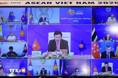 Phó Thủ tướng, Bộ trưởng Bộ Ngoại giao Phạm Bình Minh chủ trì Hội nghị Bộ trưởng Ngoại giao ASEAN theo hình thức trực tuyến. (Ảnh minh họa: Lâm Khánh/TTXVN)