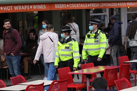 Cảnh sát tuần tra trên đường phố tại London, Anh, ngày 1/11/2020. (Ảnh: THX/TTXVN)
