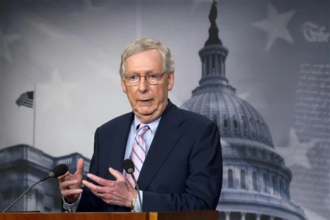 Lãnh đạo phe đa số tại Thượng viện Mỹ Mitch McConnell phát biểu trong một cuộc họp báo ở Washington, DC. (Ảnh: AFP/TTXVN)