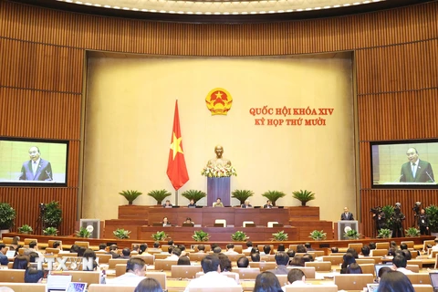 Thủ tướng Nguyễn Xuân Phúc trực tiếp trả lời các câu hỏi của đại biểu Quốc hội sáng 10/11. (Ảnh minh họa: Thống Nhất/TTXVN)