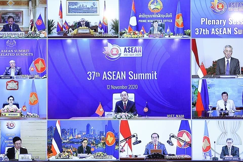Thủ tướng Nguyễn Xuân Phúc chủ trì Phiên toàn thể Hội nghị Cấp cao ASEAN lần thứ 37 qua hình thức trực tuyến. (Ảnh: Thống Nhất/TTXVN)