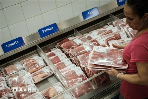 Thịt bò được bày bán tại một siêu thị ở Rio de Janeiro, Brazil. (Ảnh: AFP/TTXVN)