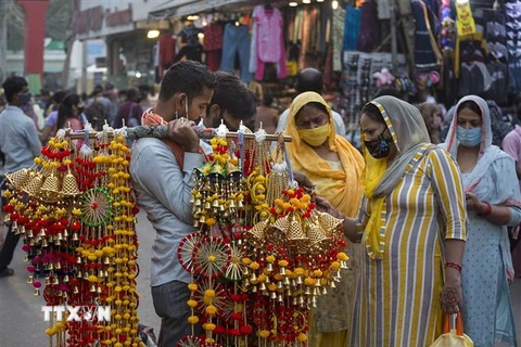 Người dân trên đường phố tại New Delhi, Ấn Độ. (Ảnh: THX/TTXVN)