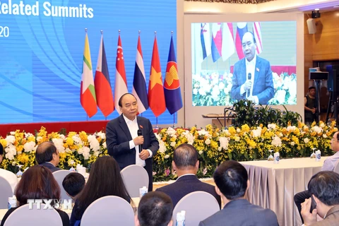 Thủ tướng Nguyễn Xuân Phúc kiểm tra công tác chuẩn bị cho Hội nghị Cấp cao ASEAN lần thứ 37. (Ảnh: Thống Nhất/TTXVN)