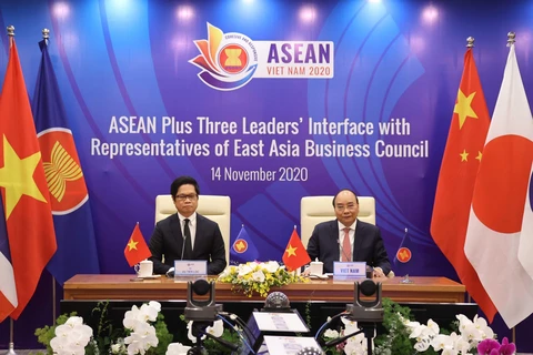 Cuộc gặp giữa Lãnh đạo ASEAN+3 và Đại diện Hội đồng Doanh nghiệp Đông Á. (Ảnh: Thống Nhất/TTXVN)