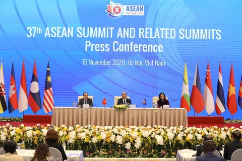 Thủ tướng Nguyễn Xuân Phúc, Chủ tịch ASEAN 2020 chủ trì buổi họp báo. (Ảnh: Văn Điệp/TTXVN)
