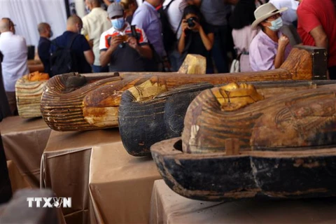Những quan tài bằng gỗ hơn 2.500 năm tuổi được khai quật tại tại khu nghĩa trang Saqqara phía Nam thủ đô Cairo, Ai Cập, ngày 3/10/2020. (Ảnh: THX/TTXVN)