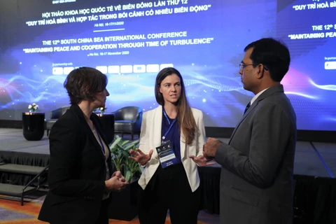 Các chuyên gia, học giả quốc tế trao đổi bên lề Hội thảo khoa học quốc tế về biển Đông lần thứ 12. (Ảnh: Lâm Khánh/TTXVN)