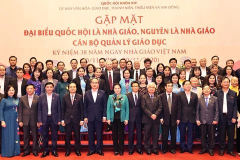 Chủ tịch Quốc hội Nguyễn Thị Kim Ngân với các Đại biểu tại buổi gặp mặt. (Ảnh: Trọng Đức/TTXVN)