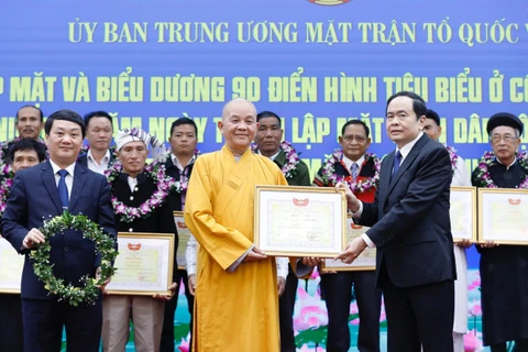Chủ tịch Ủy ban Trung ương MTTQ Việt Nam Trần Thanh Mẫn tặng Bằng khen biểu dương các điển hình tiêu biểu. (Ảnh: Dương Giang/TTXVN)