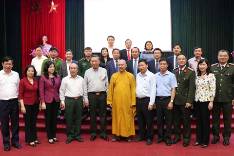 Bộ trưởng Bộ Công an Tô Lâm, các đồng chí lãnh đạo tỉnh Bắc Ninh và cử tri. (Ảnh: Thái Hùng/TTXVN)