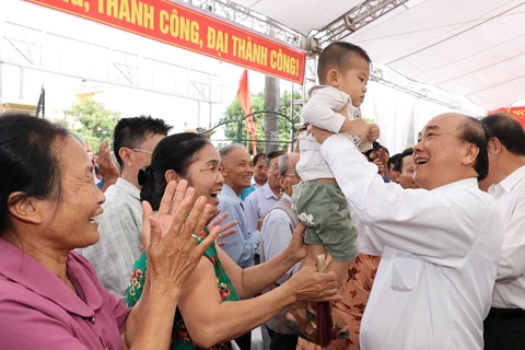 Thủ tướng Nguyễn Xuân Phúc với các tầng lớp nhân dân dự Ngày hội Đại đoàn kết toàn dân tộc. (Ảnh: Thống Nhất/TTXVN)