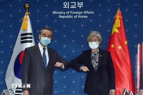Bộ trưởng Ngoại giao Trung Quốc Vương Nghị (trái) và người đồng cấp Hàn Quốc Kang Kyung-wha (phải) tại cuộc gặp ở Seoul, Hàn Quốc ngày 26/11/2020. (Nguồn: Yonhap/TTXVN)