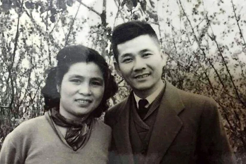Nhà thơ Nguyễn Xuân Sanh và vợ, nhà văn Cẩm Thạch. (Nguồn: nhandan.com.vn)