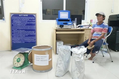 Đối tượng Trần Văn Uổl bị bắt giữ cùng hơn 10 kg ma túy dạng Ketamin. (Ảnh: Thanh Sang/TTXVN)
