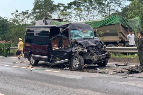 Xe 16 chỗ đâm vào xe container trên cao tốc Nội Bài-Lào Cai