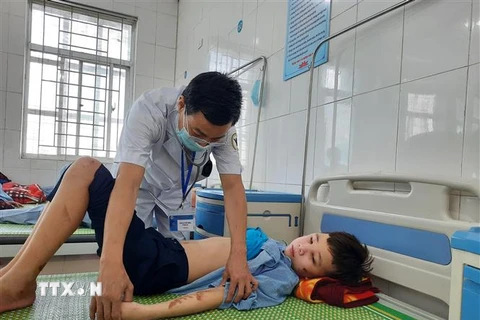 Các y, bác sỹ đang thăm khám cho T.Q.D. tại Trung tâm Y tế huyện Yên Phong, tỉnh Bắc Ninh. (Ảnh: Thanh Thương/TTXVN)