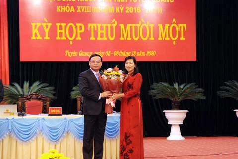 Ông Nguyễn Mạnh Tuấn (trái), Chánh Văn phòng Tỉnh ủy Tuyên Quang được bầu giữ chức Phó Chủ tịch UBND tỉnh Tuyên Quang. (Ảnh Quang Cường/TTXVN)