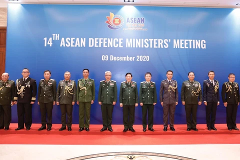 Đại tướng Ngô Xuân Lịch, Ủy viên Bộ Chính trị, Phó bí thư Quân ủy Trung ương, Bộ trưởng Quốc phòng Việt Nam với Tùy viên Quốc phòng các nước ASEAN tham dự hội nghị. (Ảnh: Dương Giang/TTXVN)