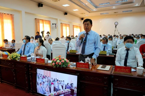 Bí thư Tỉnh ủy Cà Mau Nguyễn Tiến Hải phát biểu thảo luận ý kiến tại kỳ họp thứ 15 Hội đồng nhân dân tỉnh Cà Mau khóa IX. (Ảnh: Kim Há/TTXVN)