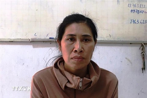 Đối tượng Phan Thị Hương bị bắt giữ tại cơ quan công an. (Ảnh: Thanh Tân/TTXVN)