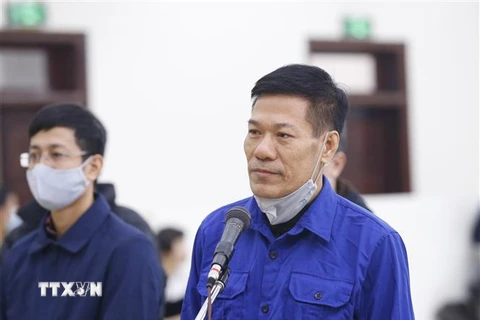 Bị cáo Nguyễn Nhật Cảm (sinh năm 1963, nguyên Giám đốc CDC Hà Nội) khai báo trước Hội đồng xét xử. (Ảnh: Doãn Tấn/TTXVN)