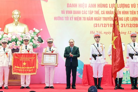 Thủ tướng Nguyễn Xuân Phúc trao danh hiệu Anh hùng lực lượng vũ nhân dân cho Cục An ninh điều tra, Bộ Công an. (Ảnh: Thống Nhất/TTXVN)