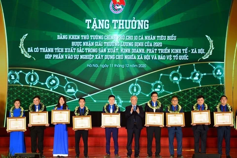 Phó Chủ tịch Quốc hội Uông Chu Lưu trao Bằng khen của Thủ tướng Chính phủ tặng 10 cá nhân tiêu biểu được nhận Giải thưởng Lương Định Của năm 2020. (Ảnh: Văn Điệp/TTXVN)