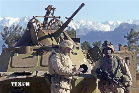 Binh sỹ Mỹ tại căn cứ không quân Bagram, phía bắc thủ đô Kabul, Afghanistan, ngày 8/12/2001. (Ảnh: AFP/TTXVN)