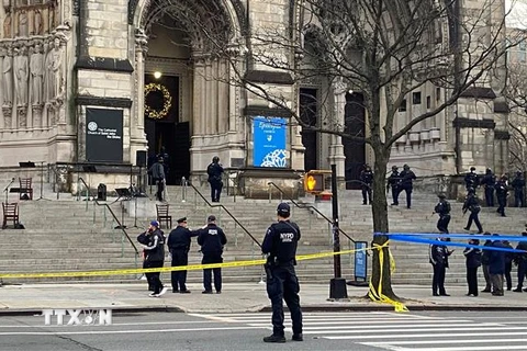 Cảnh sát phong tỏa hiện trường vụ nổ súng bên ngoài nhà thờ Thánh John ở New York, Mỹ ngày 13/12/2020. (Ảnh: AFP/TTXVN)