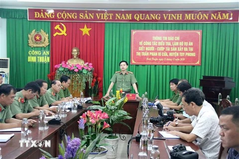 Ông Trần Văn Toản, Giám đốc công an tỉnh Bình Thuận phát biểu biểu dương Ban chuyên án tại buổi họp báo. (Ảnh: Nguyễn Thanh/TTXVN)