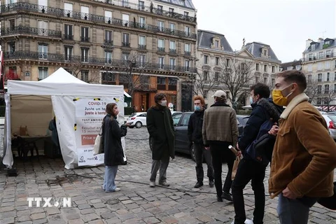 Người dân xếp hàng bên ngoài một điểm xét nghiệm COVID-19 tại Paris, Pháp, ngày 16/12/2020. (Ảnh: THX/TTXVN)