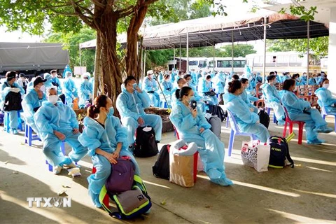 Tiếp nhận và cách ly tập trung 117 công dân trở về Việt Nam. (Ảnh: TTXVN)