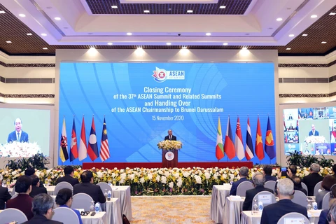 Thủ tướng Nguyễn Xuân Phúc, Chủ tịch ASEAN 2020 phát biểu tại Lễ bế mạc Hội nghị Cấp cao ASEAN 37 và các Hội nghị Cấp cao liên quan. (Ảnh: Thống Nhất/TTXVN)