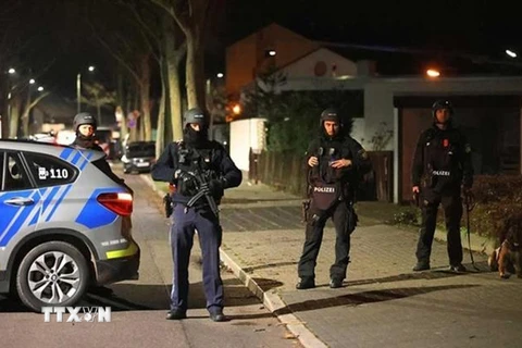 Cảnh sát phong tỏa hiện trường vụ xả súng ở quận Kreuzberg, Berlin (Đức) ngày 26/12. (Ảnh: Reuters/TTXVN)