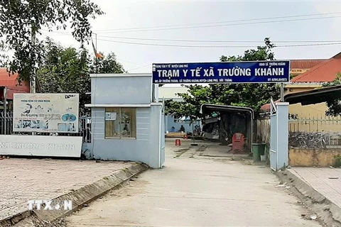 Trạm y tế xã Trường Khánh, nơi cách ly người đi trên xe của tài xế T. (Ảnh: Trung Hiếu/TTXVN)