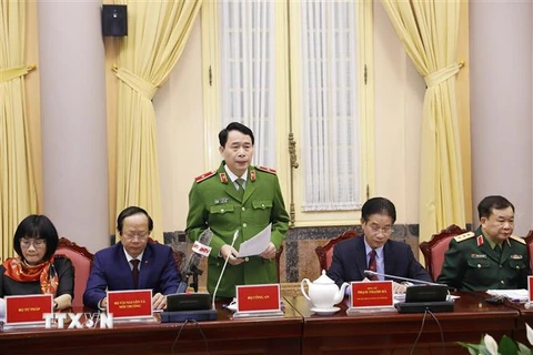 Thiếu tướng Lê Quốc Hùng, Thứ trưởng Bộ Công an giới thiệu Luật Cư trú trong buổi họp báo công bố 7 luật mới được thông qua tại Kỳ họp thứ 10, Quốc hội khóa XIV. (Ảnh: Dương Giang/TTXVN)