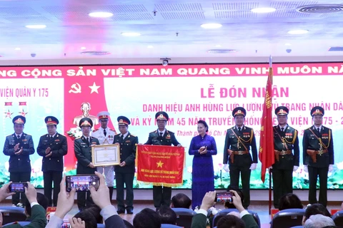 Chủ tịch Quốc hội Nguyễn Thị Kim Ngân trao danh hiệu Anh hùng Lực lượng vũ trang nhân dân cho Bệnh viện Quân y 175. (Ảnh: Xuân Khu/TTXVN)