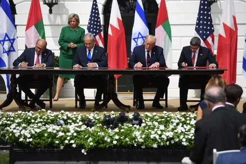 Ngoại trưởng Bahrain Abdullatif al-Zayani, Thủ tướng Israel Benjamin Netanyahu, Tổng thống Mỹ Donald Trump và Ngoại trưởng UAE Abdullah bin Zayed Al-Nahyan tại lễ ký thỏa thuận bình thường hóa quan hệ giữa Israel-UAE và Bahrain ở Nhà Trắng, Washington DC.