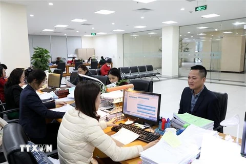 Hoạt động nghiệp vụ kế toán kiểm soát chi tại Kho bạc Nhà nước Hà Nội. (Ảnh: Phạm Hậu/TTXVN)