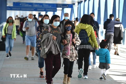 Người dân đeo khẩu trang phòng dịch COVID-19 tại Hong Kong, Trung Quốc ngày 29/12/2020. (Ảnh: THX/TTXVN)