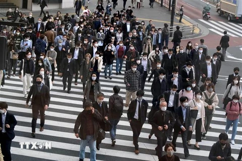Người dân đeo khẩu trang phòng dịch COVID-19 tại Tokyo, Nhật Bản ngày 19/11/2020. (Ảnh; AFP/TTXVN)