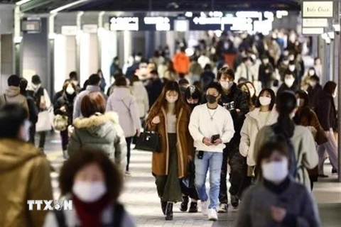 Người dân đeo khẩu trang phòng lây nhiễm COVID-19 tại Fukuoka, tây nam Nhật Bản, ngày 27/12/2020. (Ảnh: Kyodo/ TTXVN)