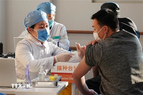 Nhân viên y tế tiêm chủng vắcxin ngừa COVID-19 cho người dân tại Bắc Kinh, Trung Quốc, ngày 3/1/2021. (Ảnh: THX/TTXVN)