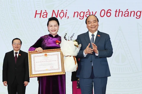 Thủ tướng Nguyễn Xuân Phúc trao Huân chương Đại đoàn kết dân tộc cho Chủ tịch Quốc hội Nguyễn Thị Kim Ngân. (Ảnh: Trọng Đức/TTXVN)