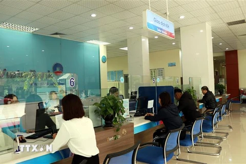 Khách hàng giao dịch tại Ngân hàng Thương mại Cổ phần Công Thương Việt Nam chi nhánh tỉnh Yên Bái. (Ảnh: Việt Dũng/TTXVN)