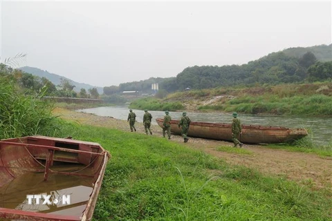 Bộ đội biên phòng kiểm soát khu vực biên giới. (Ảnh minh họa: Hồng Ninh/TTXVN)